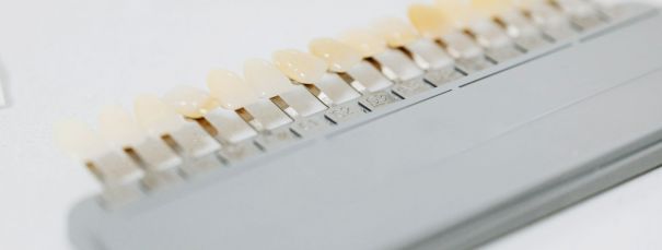 Отбеливание зубов: как проходит процедура и сколько держится результат